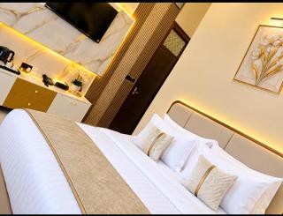 Golden Glow Hotel - 8