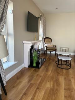 Benabbey, 3-Bed Detached Home Private Garden, - 2
