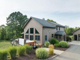 Hot Tub, Private Pond , 12-Acr Retreat - Sleep 14 - 6