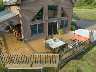 Hot Tub, Private Pond , 12-Acr Retreat - Sleep 14 - 5