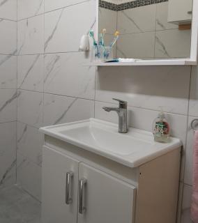 Casa con amplios espacios y baño privado - 1