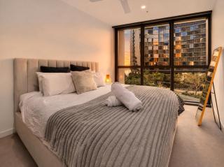 Spacious KingBed 2BR at Queen's Wharf with Pool & Gym - 9