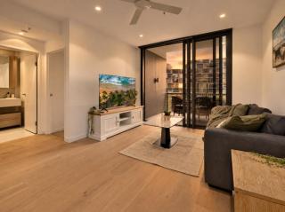 Spacious KingBed 2BR at Queen's Wharf with Pool & Gym - 1