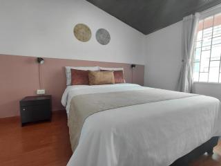 3BR duplex, Self checkin, patio, 10 min to airport - 6