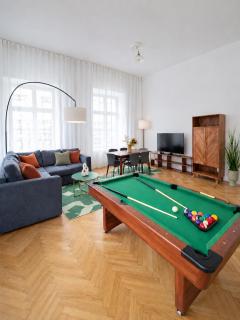 2BR 98m2 Old Town Apt with Pool Table and Free Parking! - 0