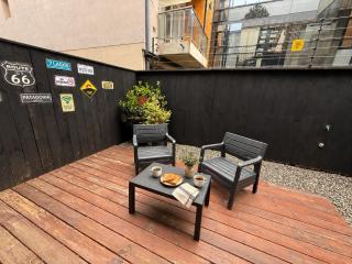 Hermoso monoambiente de diseño único, con patio, en el centro de SMA. 4v5 - 8