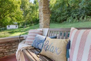 RIVERSIDE STORYBOOK COTTAGE sleeps 8-10 - 9