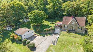 RIVERSIDE STORYBOOK COTTAGE sleeps 8-10 - 8