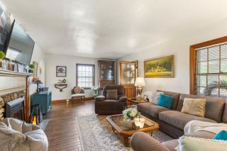RIVERSIDE STORYBOOK COTTAGE sleeps 8-10 - 6