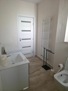 Golden Hour Urban Suite - Near Hiperbar & Underground Parking - 1