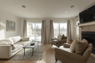 Farmhouse-Style Townhouse - 3 Floors - Fireplace - 4