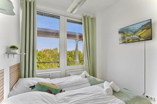 3 Bedroom Apartment-5 Beds Workspace and Smart TV in Every Bedroom near Messe München Fast WiFi Ideal for Business Travellers - 1