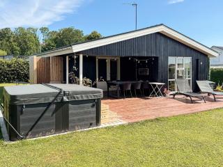 Renovated Waterfront Retreat-By Traum - 6