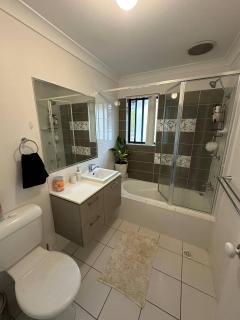 Cosy Suburban Townhouse - 6