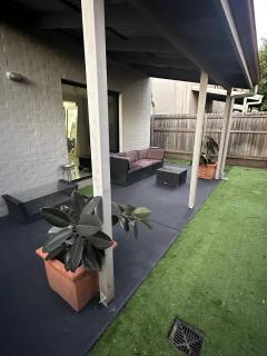 Cosy Suburban Townhouse - 5