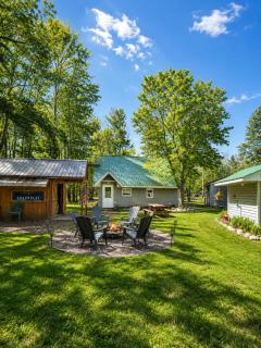 Riverfront Couples Retreat 7mi to Ivy Black Kayaks Outdoor Bar -  - 9