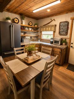 Riverfront Couples Retreat 7mi to Ivy Black Kayaks Outdoor Bar -  - 2