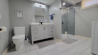 Cozy, 2 Bedrm Suite on Golf Course in Douglasdale - 7