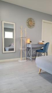 Cozy, 2 Bedrm Suite on Golf Course in Douglasdale - 6
