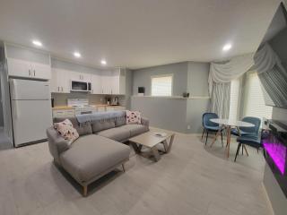 Cozy, 2 Bedrm Suite on Golf Course in Douglasdale - 4