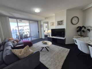 The Gilded Gallery I Art-Inspired Luxe Retreat - Brisbane - 0