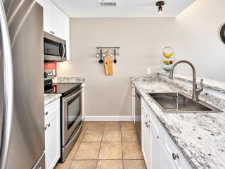 Great Location, Pool, Blue Mountain 2 BDRM Dream - 3