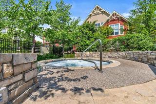 Great Location, Pool, Blue Mountain 2 BDRM Dream - 9
