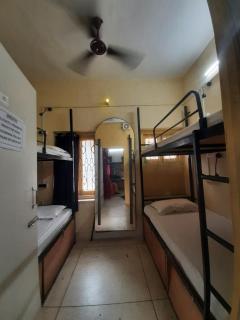 ROAMERS INN Backpackers Hostel - 9