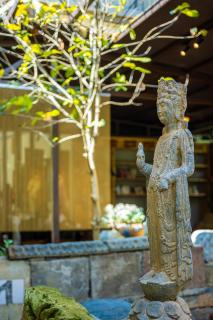 THE COLLECTOR Yangshuo - A Living Museum of Chinese Antiques, Art, Tea & Riverside Retreat - Swimming Pool & Dining - E-Bike Tours - 5