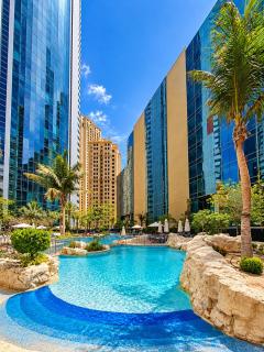 JBR Luxe Seaviews Apartment with Pool & Gym - Dubai - 3