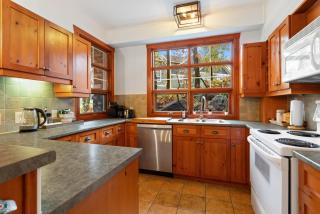 Les Eaux | 2BR Golf Retreat with Mountain Views - 2