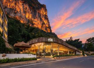 BYMA Valley Hideaway Resort Yangshuo·Ten-Mile Gallery · Yulong River·Double-Level Cliffside Infinity Pools · Private Luxury Villas ·Panoramic Floor-to-Ceiling Café & Dining - 8