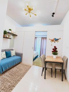 Cozy 1BR Tagaytay Condo with Balcony, Wi-Fi & Netflix near Sky Ranch - 5