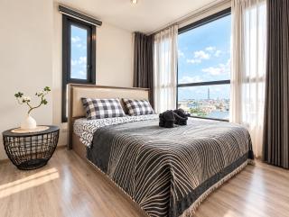1 minute to the subway entrance Mrt Huai Khwang Most cozy room in this city central The condo has an infinity swimming pool and gym on the top floor - 0