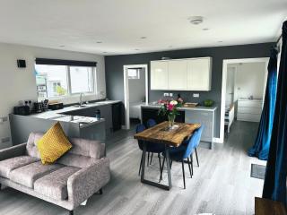 Cabin - Luxury 2 bedroom modern cabin - 4