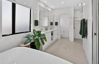 Surfers Paradise Waterfront Oasis 4BR & Pool - 8