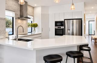 Surfers Paradise Waterfront Oasis 4BR & Pool - 6