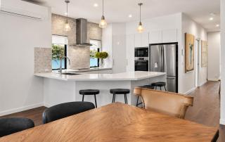 Surfers Paradise Waterfront Oasis 4BR & Pool - 4