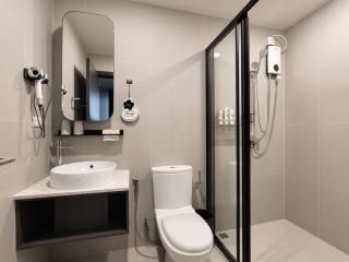 1 minute to the subway entrance Mrt Huai Khwang Most cozy room in this city central The condo has an infinity swimming pool and gym on the top floor - 3