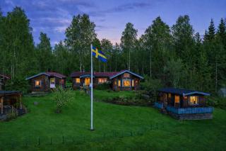Sjönära hus, bastu, egen båt, 75 m till badplats - 0