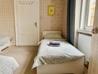 140m2 Old-School Apartment with Free Parking - 6