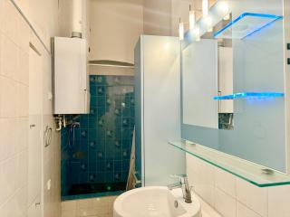 140m2 Old-School Apartment with Free Parking - 4