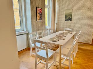 140m2 Old-School Apartment with Free Parking - 0
