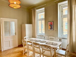 140m2 Old-School Apartment with Free Parking - 8