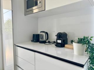 Modern Apartment with Balcony & Free Parking - 8