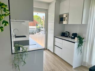 Modern Apartment with Balcony & Free Parking - 3