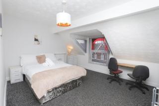 Prime Location 3-Bed Apartment Central - 0