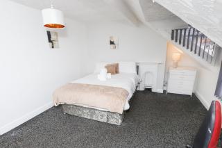 Prime Location 3-Bed Apartment Central - 8
