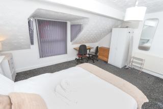 Prime Location 3-Bed Apartment Central - 9