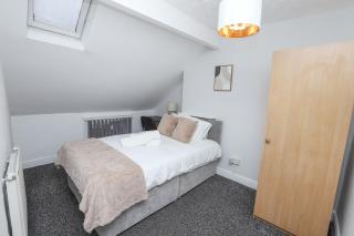 Prime Location 3-Bed Apartment Central - 4